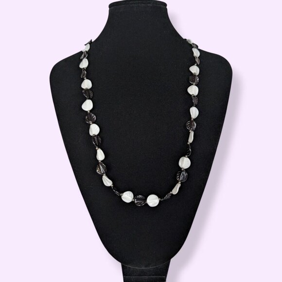 (2/$20) Vintage B&W Leaf Bead Necklace - Picture 1 of 5